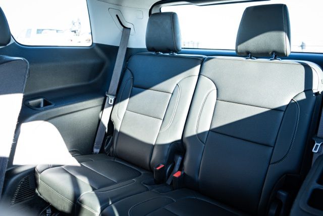 2023 GMC ACADIA - Image 17