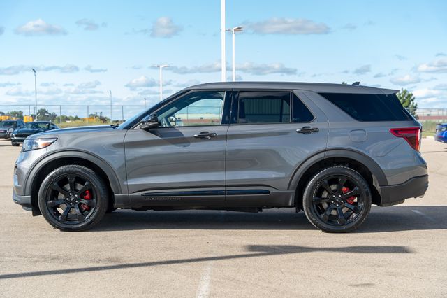 2022 Ford Explorer ST photo 2