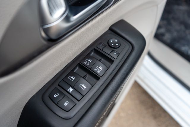 2022 CHRYSLER PACIFICA - Image 17