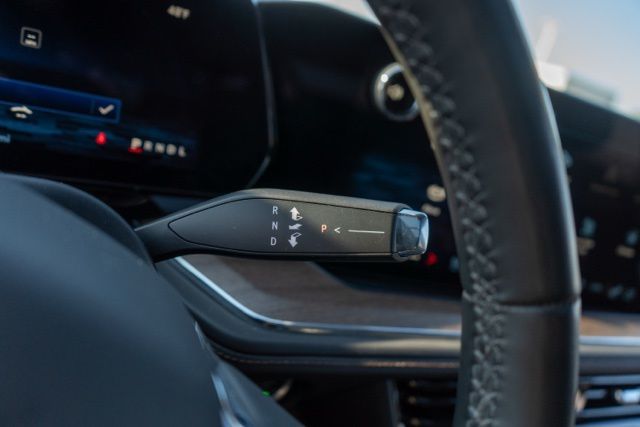 2025 CHEVROLET SUBURBAN - Image 28