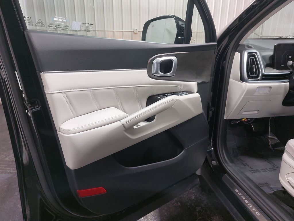 2025 KIA SORENTO - Image 29