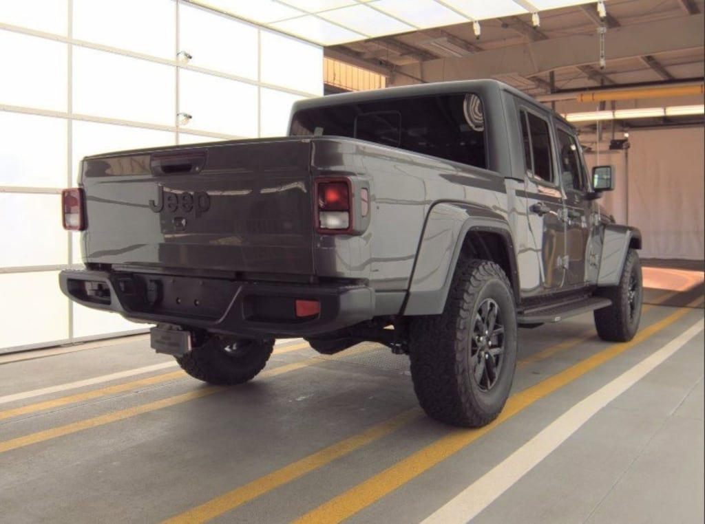 Used 2022 Jeep Gladiator Sport Truck Crew Cab