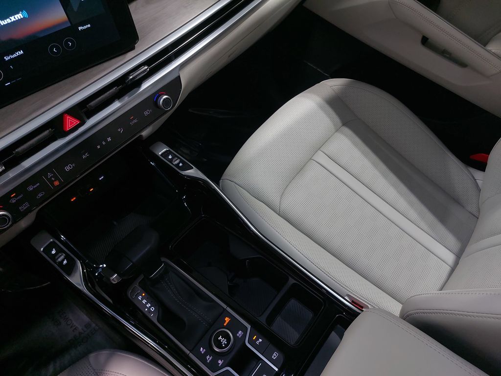 2025 KIA SORENTO - Image 27