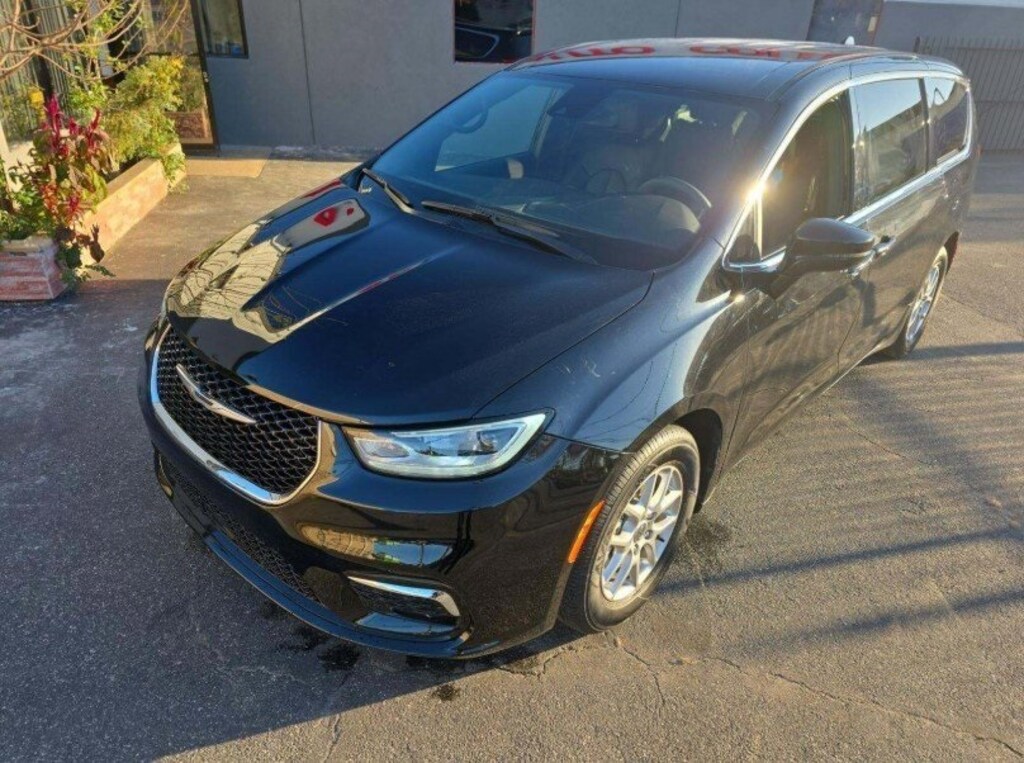 Used 2025 Chrysler Pacifica Select Van Passenger Van