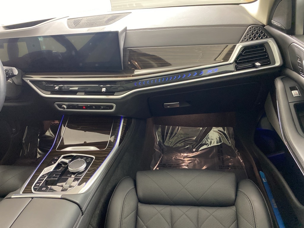 2023 BMW X7 - Image 26