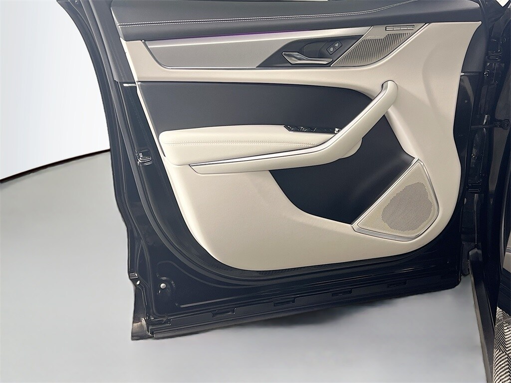 2025 JAGUAR F-PACE - Image 18