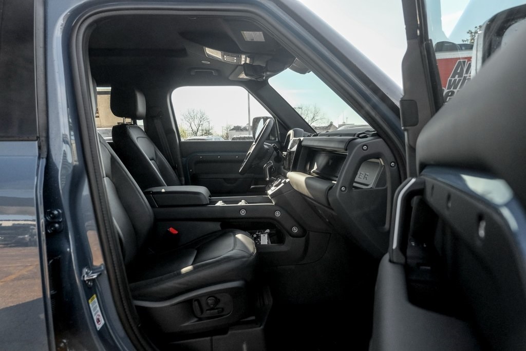2025 LAND ROVER DEFENDER - Image 22