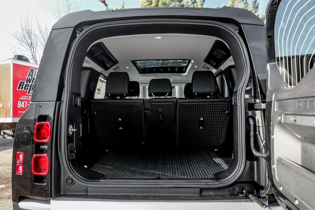 2025 LAND ROVER DEFENDER - Image 9