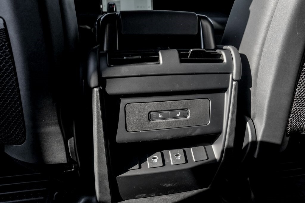 2025 LAND ROVER DEFENDER - Image 18
