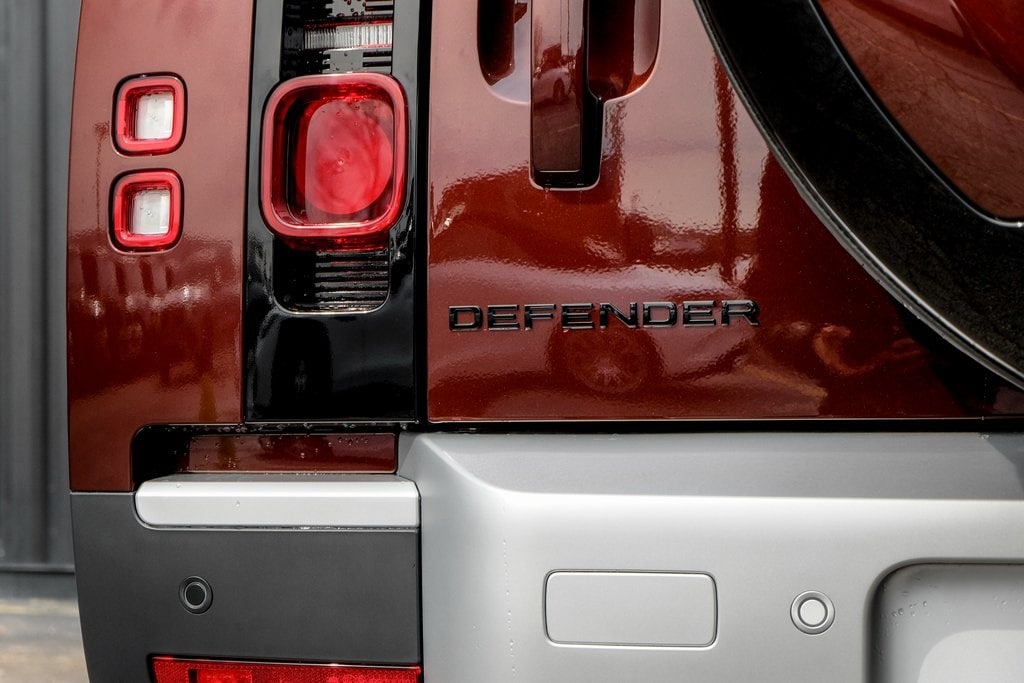 2025 LAND ROVER DEFENDER - Image 8