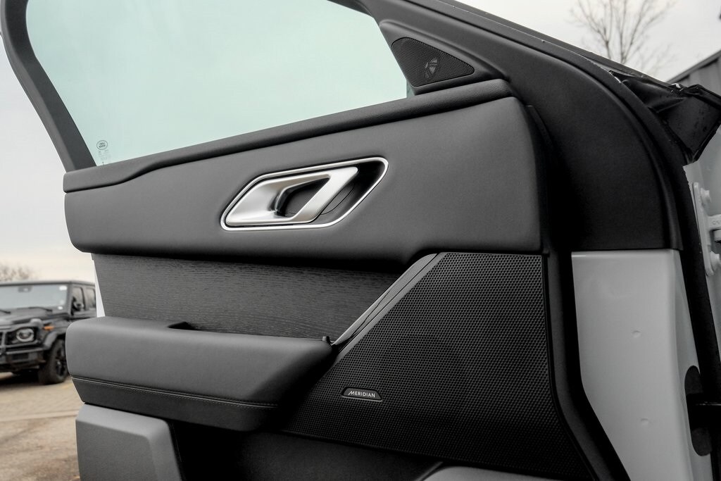 2026 LAND ROVER RANGE ROVER VELAR - Image 11