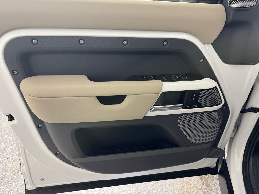 2023 LAND ROVER DEFENDER - Image 11