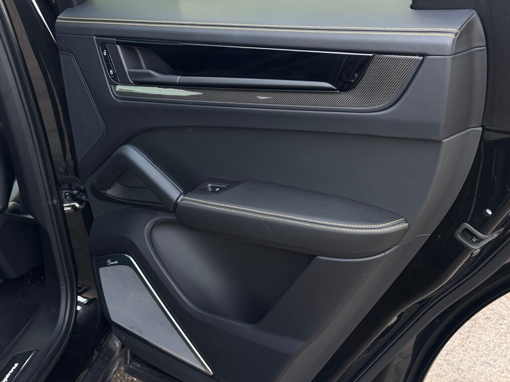 2025 PORSCHE CAYENNE - Image 18