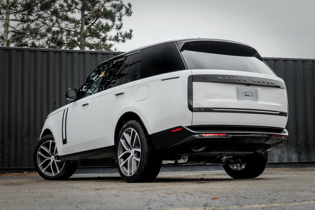 New 2025 Land Rover Range Rover P550e SE SUV