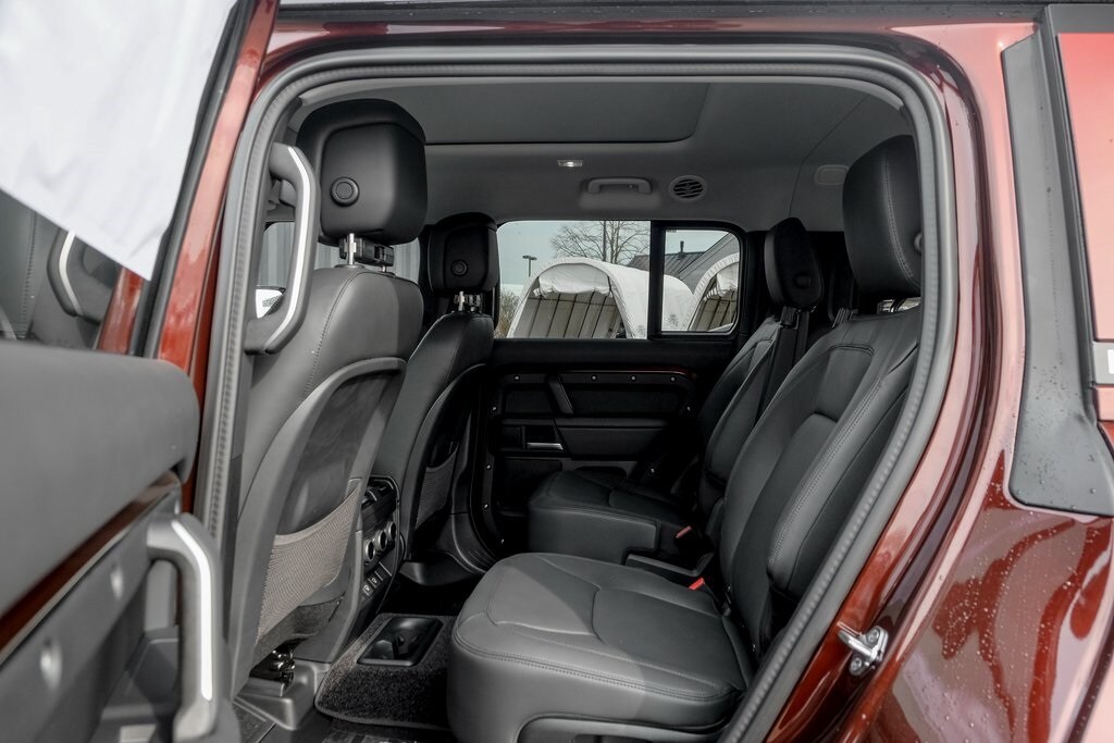 2025 LAND ROVER DEFENDER - Image 17