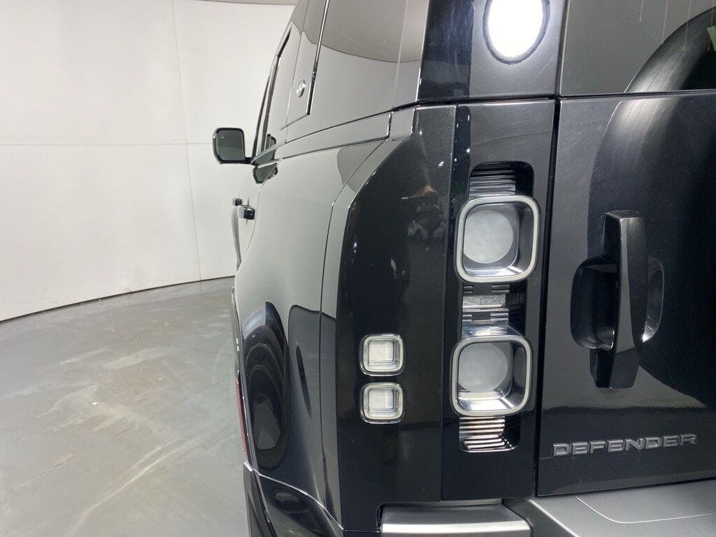 2023 Land Rover Defender 110 photo 3