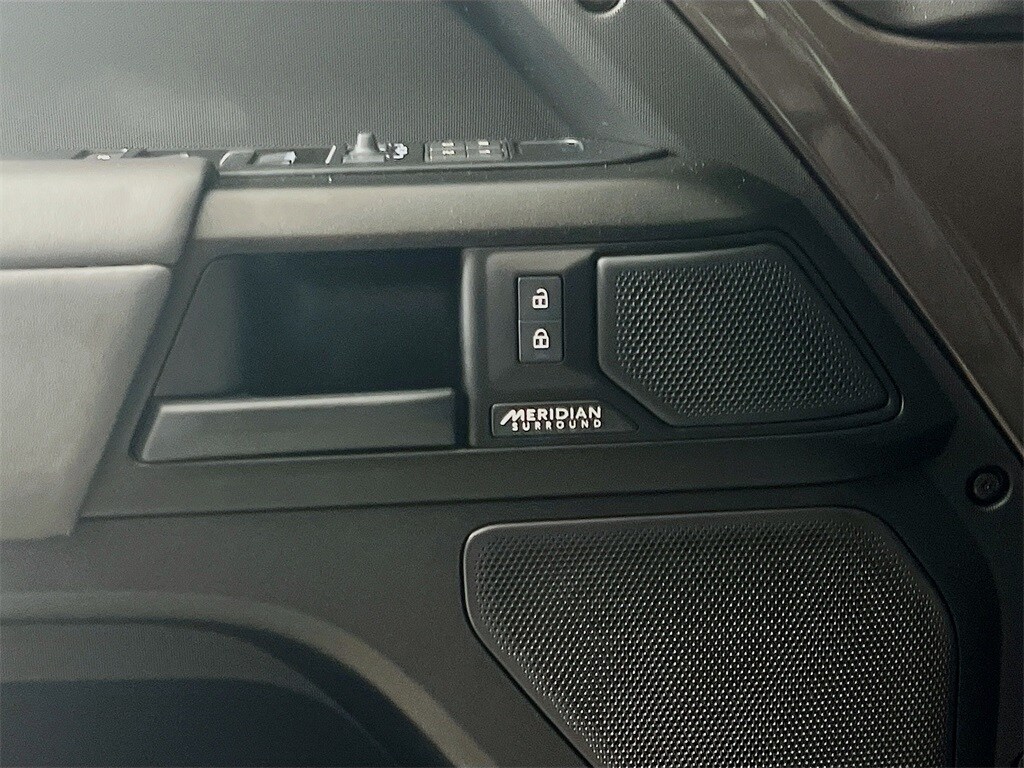 2025 LAND ROVER DEFENDER - Image 19