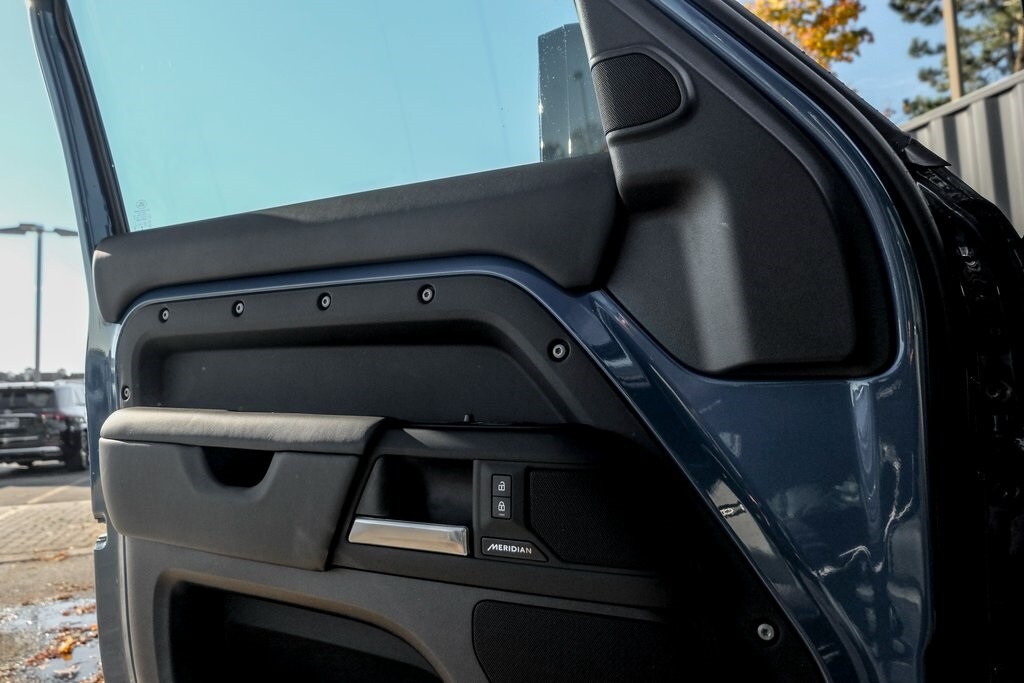 2025 LAND ROVER DEFENDER - Image 11