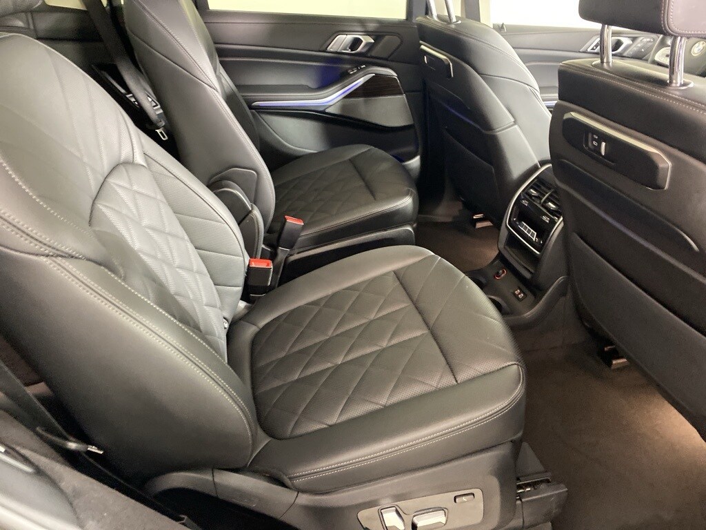 2023 BMW X7 - Image 30