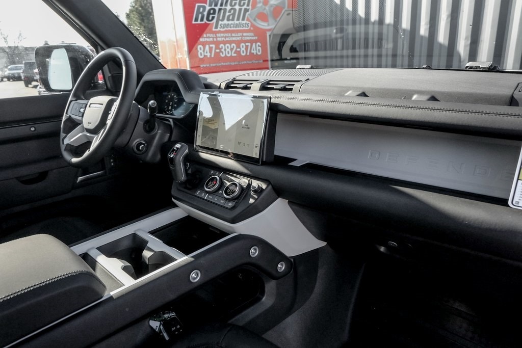2025 LAND ROVER DEFENDER - Image 21