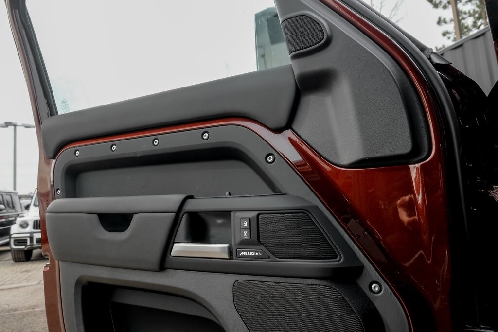 2025 LAND ROVER DEFENDER - Image 11