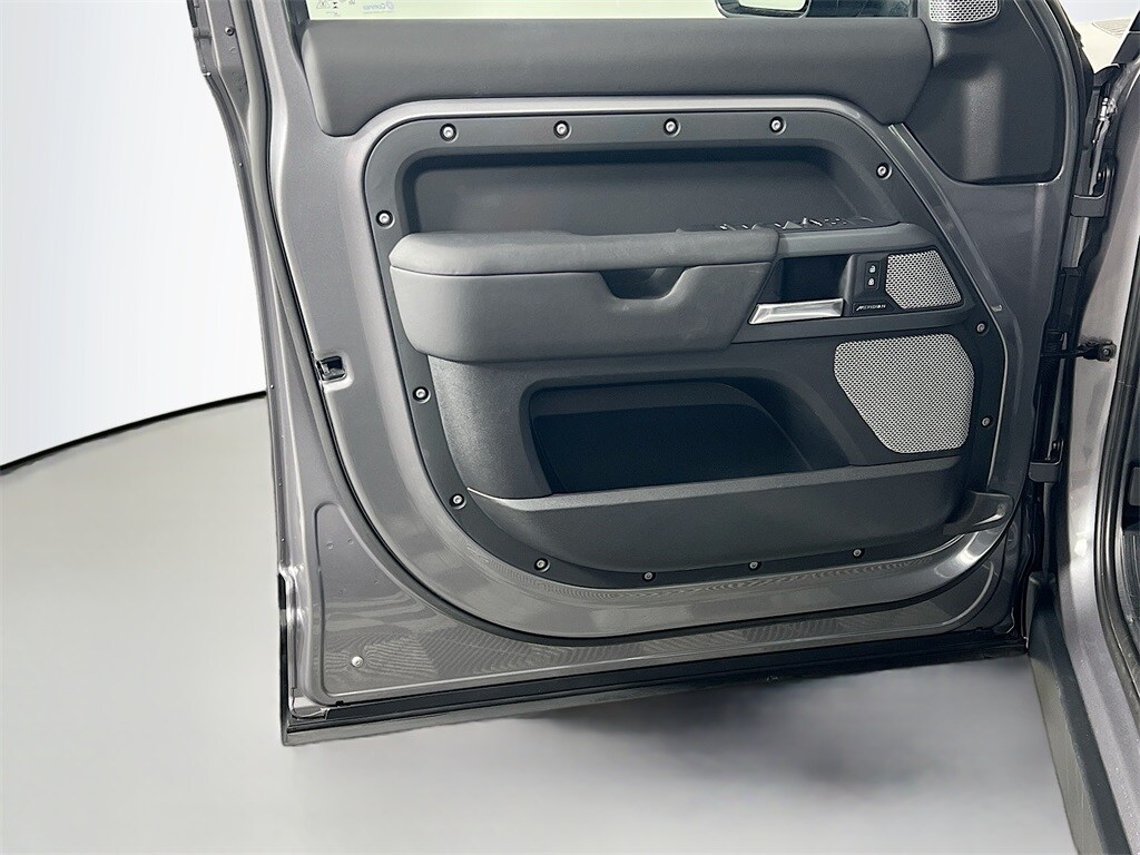 2024 LAND ROVER DEFENDER - Image 18