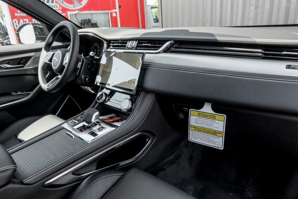 2025 JAGUAR F-PACE - Image 21