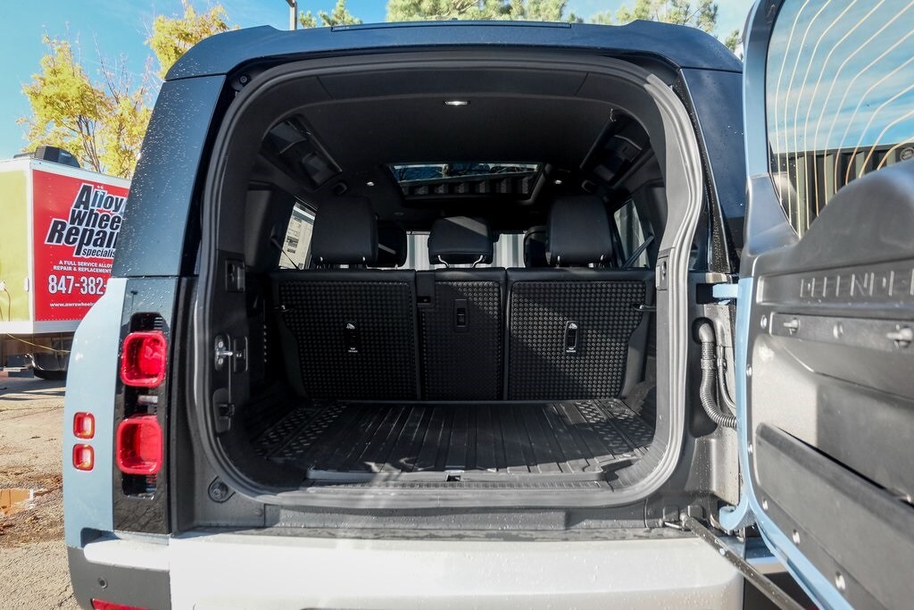 2025 LAND ROVER DEFENDER - Image 9