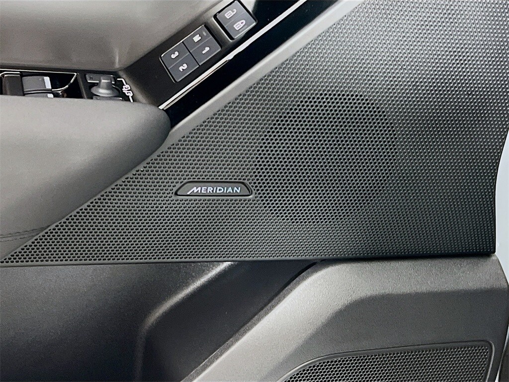 2025 LAND ROVER RANGE ROVER VELAR - Image 19