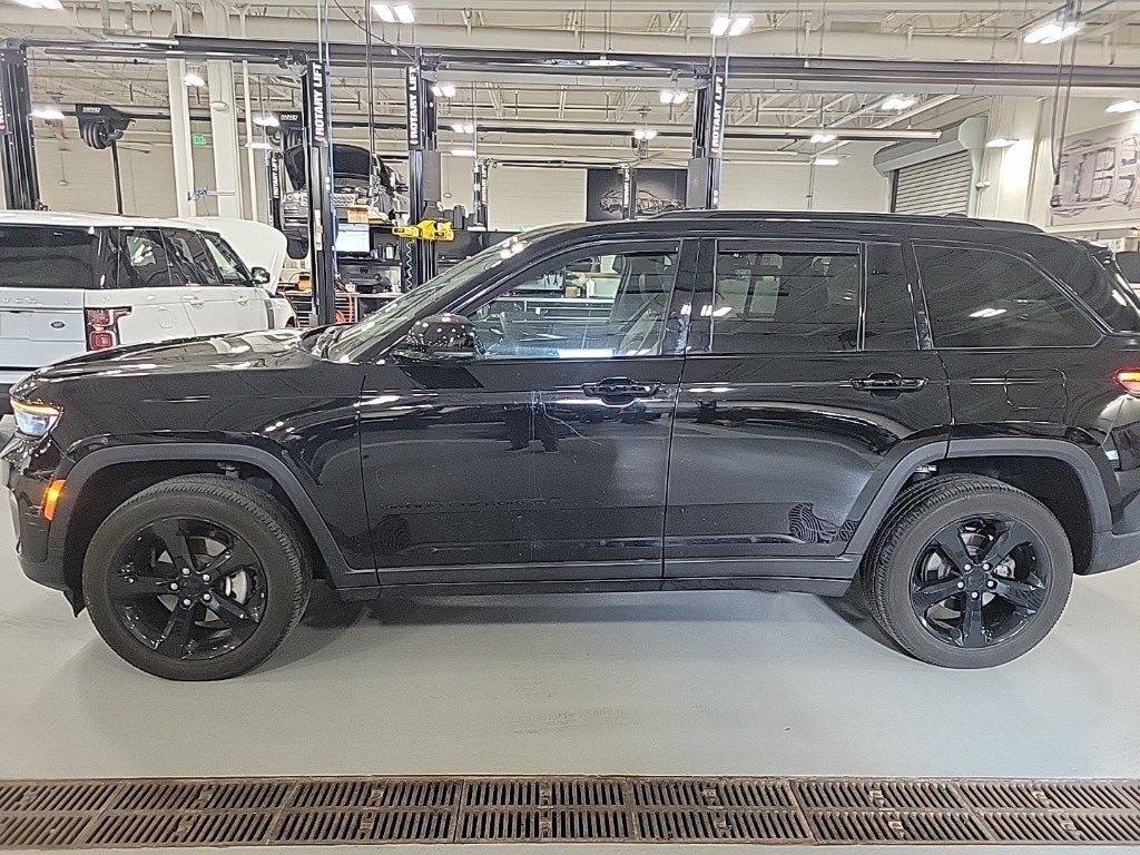 2023 JEEP GRAND CHEROKEE - Image 1