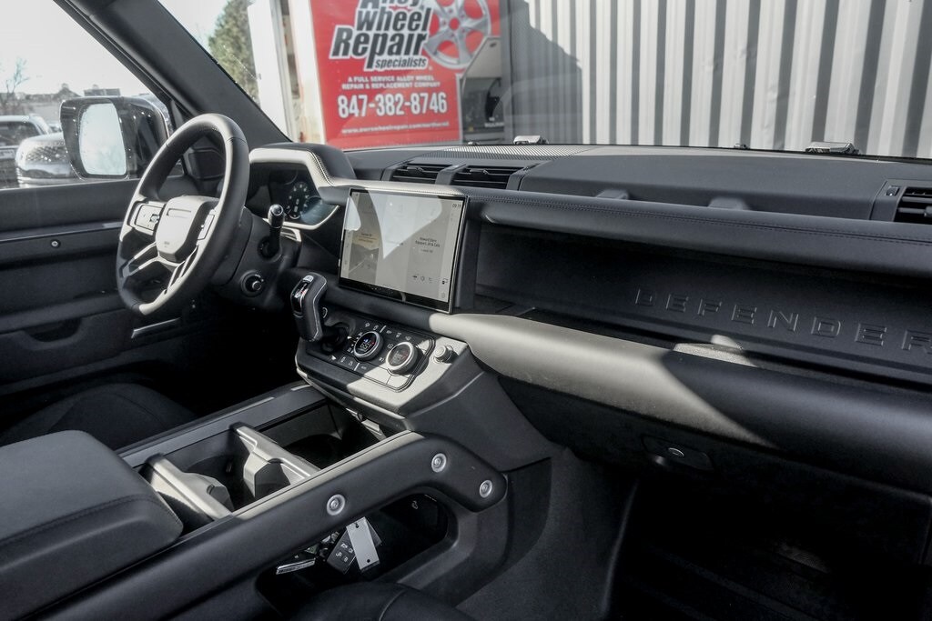 2025 LAND ROVER DEFENDER - Image 23