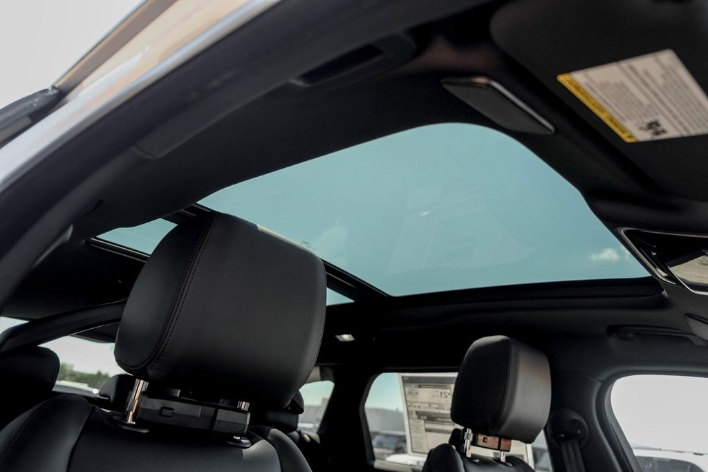 2026 LAND ROVER RANGE ROVER VELAR - Image 23