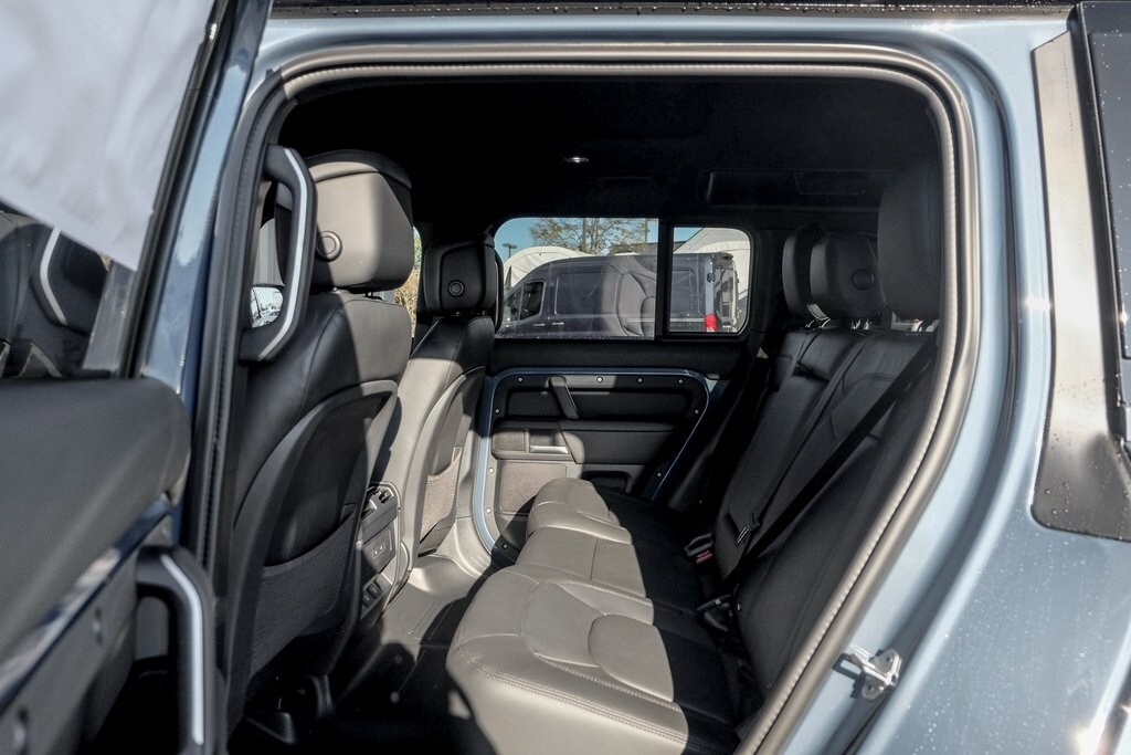 2025 LAND ROVER DEFENDER - Image 17