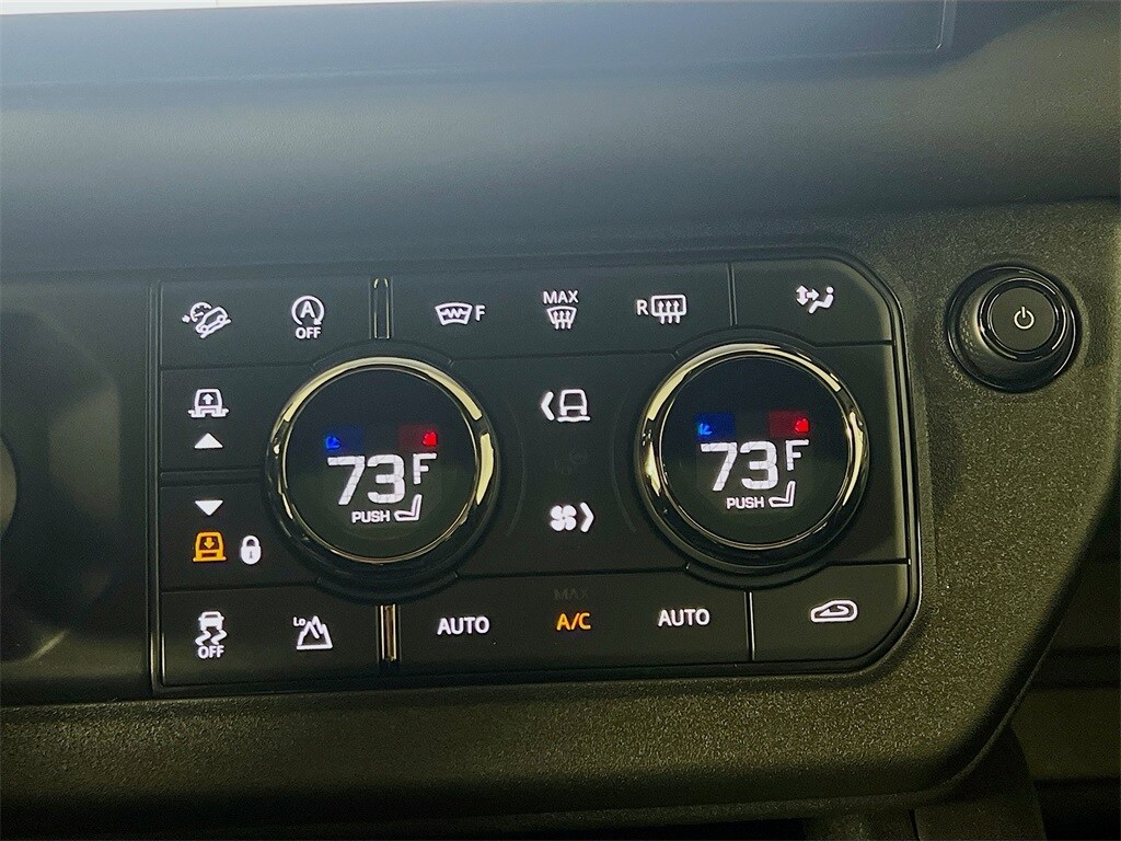 2025 LAND ROVER DEFENDER - Image 16