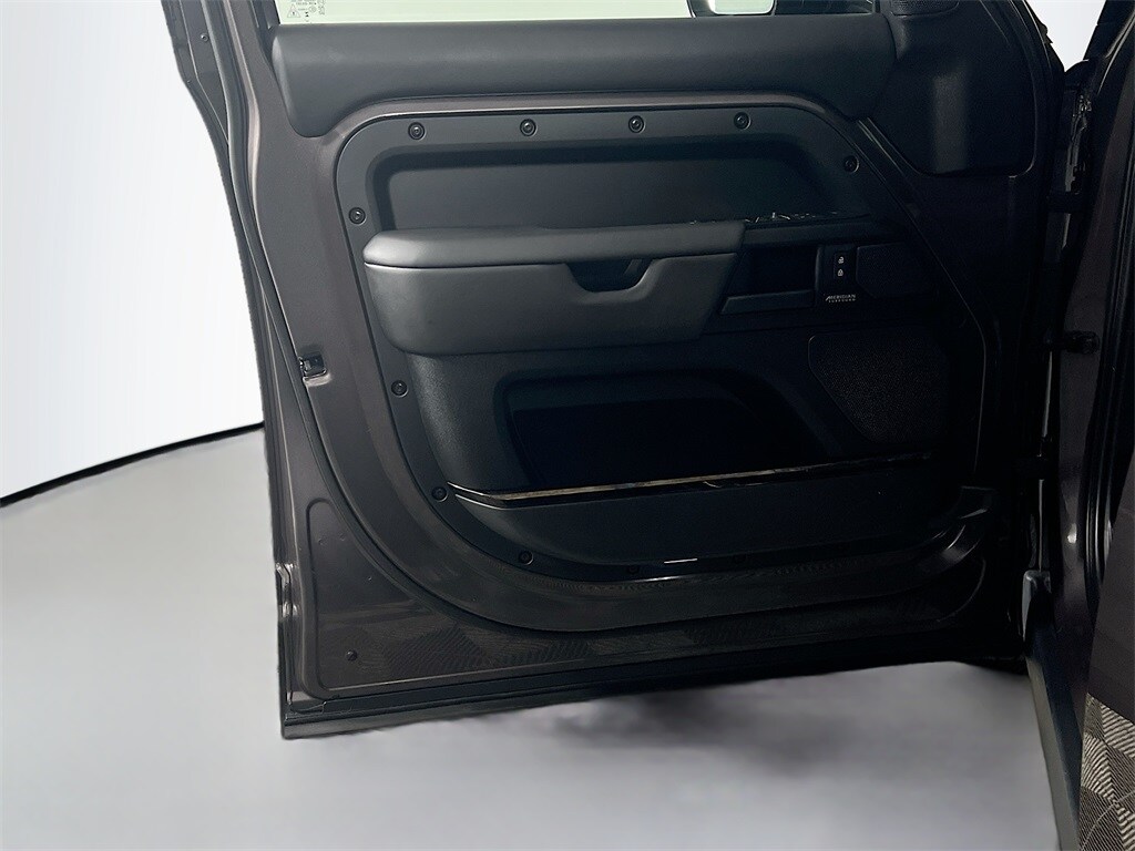 2025 LAND ROVER DEFENDER - Image 18