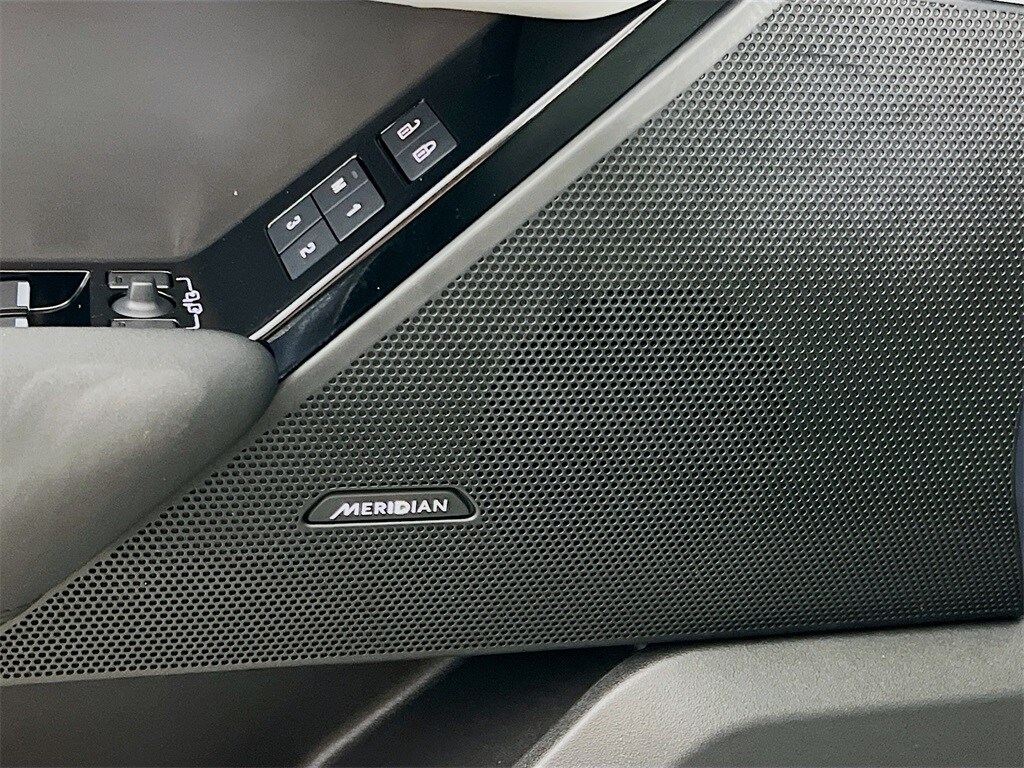 2025 LAND ROVER RANGE ROVER VELAR - Image 19