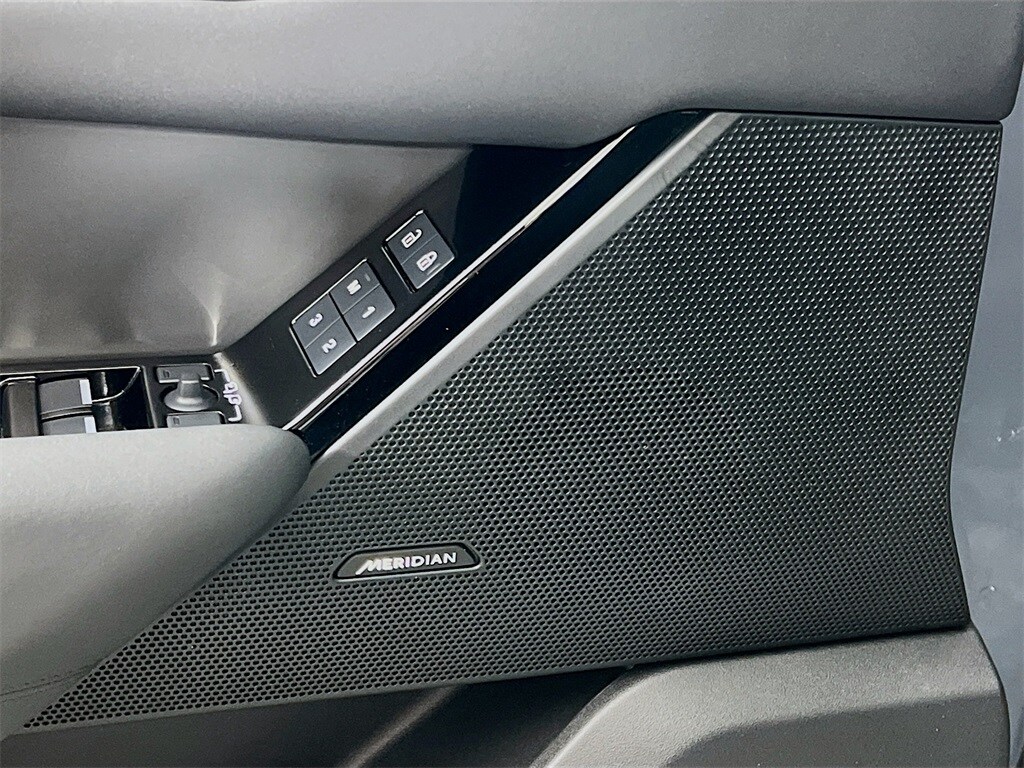 2025 LAND ROVER RANGE ROVER VELAR - Image 19