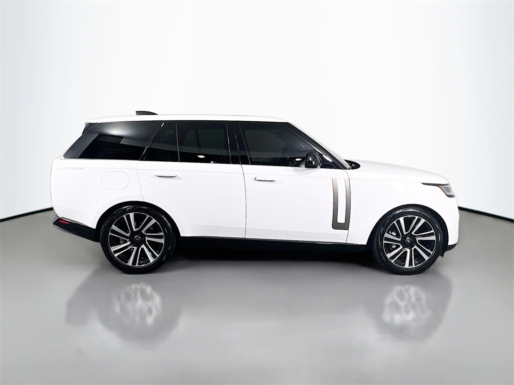 2023 Land Rover Range Rover SE photo 4