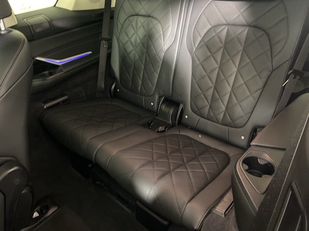 2023 BMW X7 - Image 28