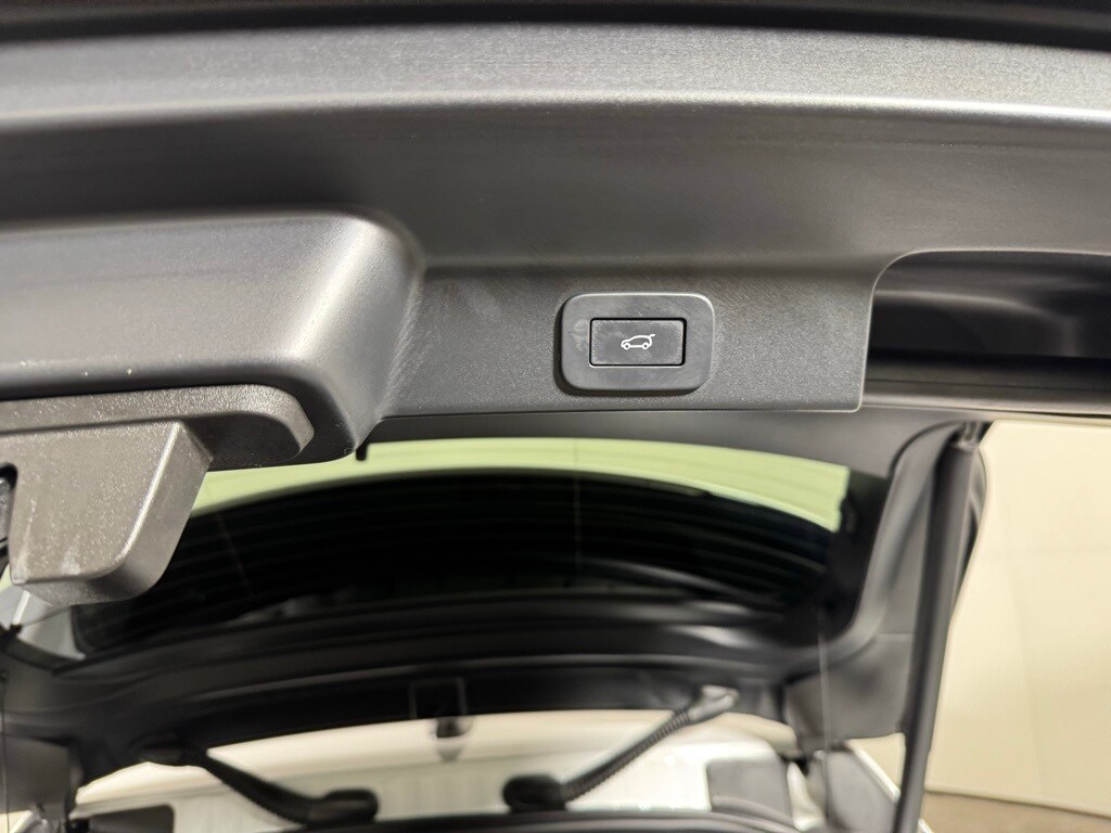 2025 JAGUAR F-PACE - Image 30