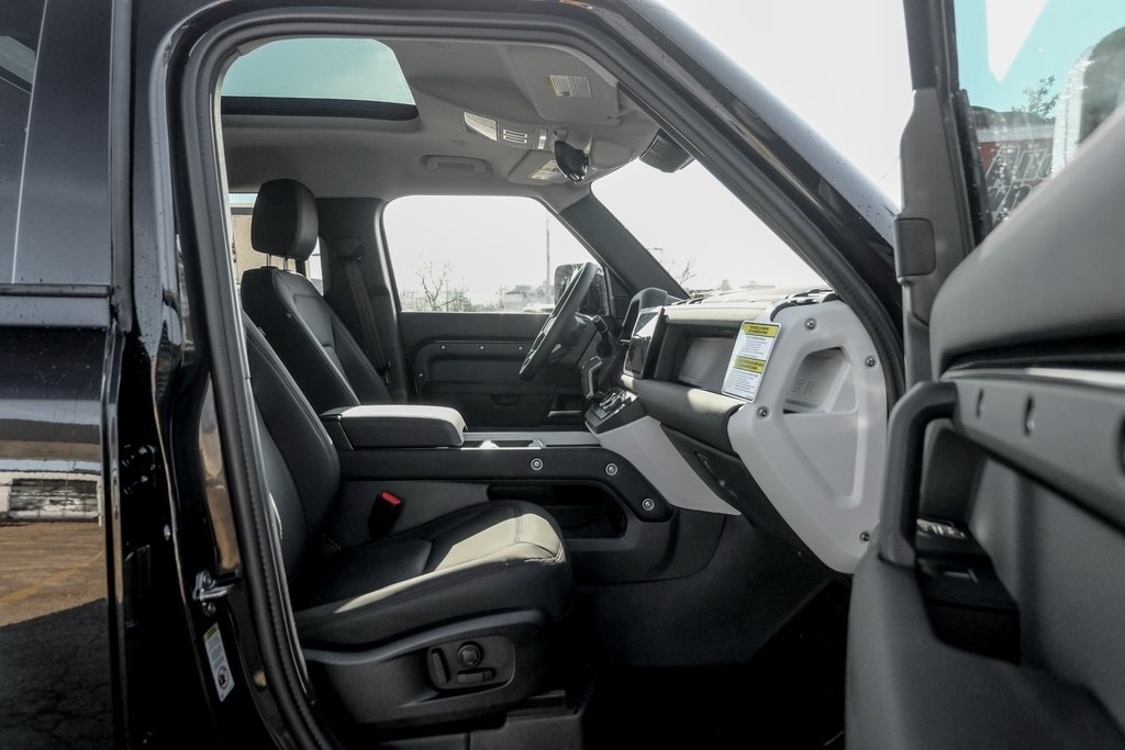 2025 LAND ROVER DEFENDER - Image 20