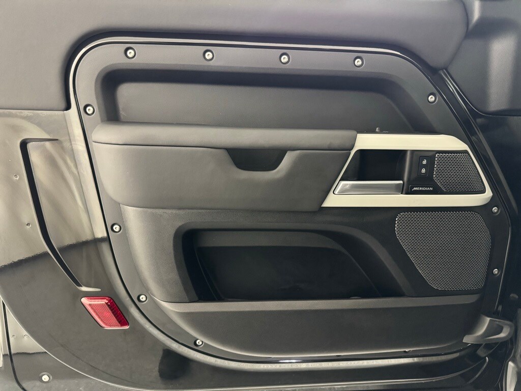 2024 LAND ROVER DEFENDER - Image 11