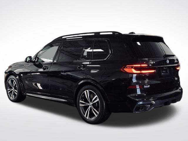 2025 BMW X7 - Image 8