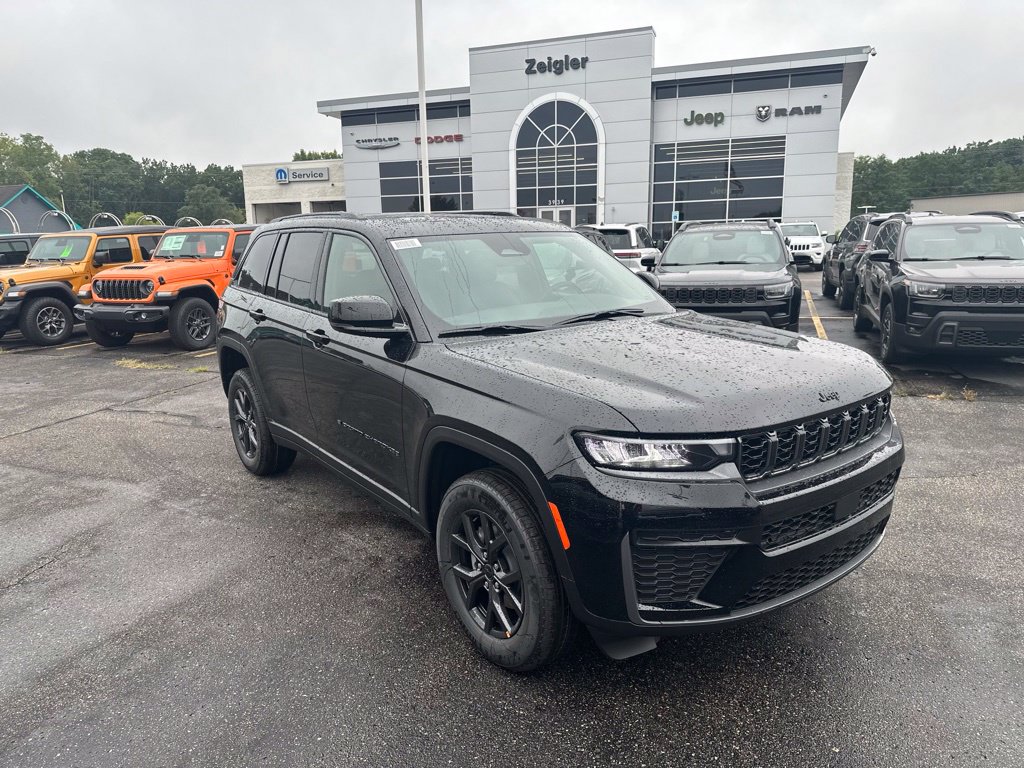 New 2027 Jeep Grand Cherokee Laredo SUV