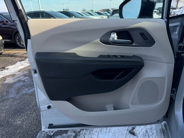 2024 CHRYSLER PACIFICA - Image 12