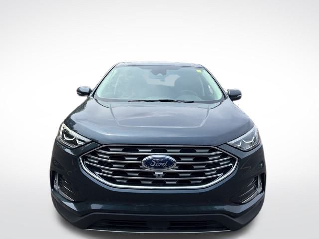 2022 Ford Edge Titanium photo 2