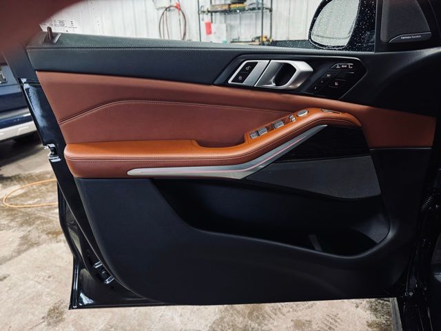 2025 BMW X7 - Image 12