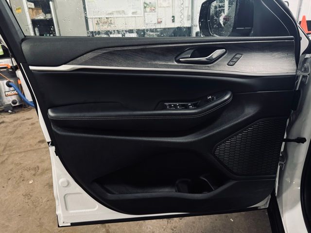 2025 JEEP GRAND CHEROKEE - Image 12