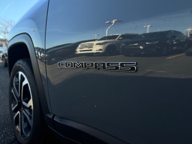2023 Jeep Compass Limited photo 2
