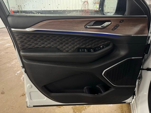 2025 JEEP GRAND CHEROKEE - Image 12